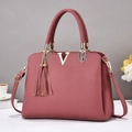 Elegante borsa tote viola con trama litchi, accento a V dorato e dettaglio nappina - 32x13x23cm / Rosa