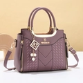 Détail du sac en similicuir violet avec motif tressé en V et breloque en perles - 24*12*20 / Violet
