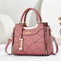 Dettaglio borsa rosa in finta pelle con cuciture a rombi e finiture dorate lucide - 23.5*9*19 / Rosa