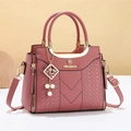 Détail du sac à main en cuir grainé avec motif tressé et pendentif en perle métal - 24*12*20 / Rose Poudré