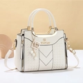 Détail du sac en cuir crème avec coutures en V, poignée dorée et plaque logo - 24*12*20 / Blanc Cassé
