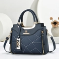 Dettaglio della borsa trapuntata blu scuro con logo dorato e cerniere decorative - 23.5*9*19 / Blu