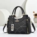 Borsa a mano classica in pelle nera con cuciture bianche e finiture in metallo oro - Nero