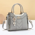 Sac à main en cuir grainé gris clair avec texture tressée et détails dorés - 24*12*20 / Gris
