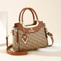 Modische Monogramm-Handtasche mit braunen Ledergriffen und verstellbarem Schultergurt - 24cmx12cmx19cm / Braun