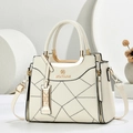 Elegante borsa a mano in pelle beige con logo dorato e tracolla rimovibile - Bianco Sporco