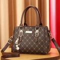 Borsa a mano marrone con monogramma, dettagli dorati, tracolla e ciondolo decorato - caffè