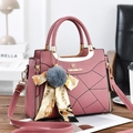 Dettaglio borsa rosa in finta pelle con foulard di seta, pompon e manico dorato - 23.5cm x 9cm x 19cm (Manico 11cm) / Rosa