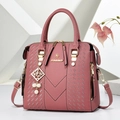 Dusky pink Boston handbag with lychee pattern leather and pearl metal pendant - Pink