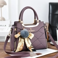 Dettaglio borsa viola trama litchi con pompon di pelliccia e foulard in seta decor - 23.5cm x 9cm x 19cm (Manico 11cm) / Viola