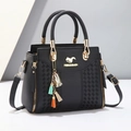 Sac à main noir avec texture tissée, logo écureuil doré et pompon coloré décoratif - Noir