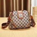 Sac à main marron avec motif monogramme, fermoir fleur, chaîne et bandoulière en tissu - Style M Brun