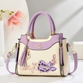 Bolso elegante beige y morado con bordado floral y colgante de gato detalle - Morado