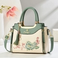 Bolso bordado chino verde y crema con diseño de peonía y colgante de gato - Verde