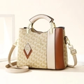 Schicke beige-braune Umhängetasche mit Monogramm-Muster und goldenen Metalldetails - Beige