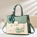 Bolso bandolera verde salvia y marfil con bordado floral y pañuelo de seda - Verde