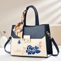 Bolso de retazos azul y beige con bordado de peonía y pañuelo decorativo en el asa - Azul