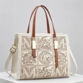 Vue détaillée de la broderie fine aux motifs d'oiseaux et ferrures dorées du sac fourre-tout - Blanc