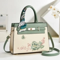 Sac à main brodé beige et vert avec motifs floraux et poignée ornée d'un foulard en soie - Vert