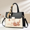 Elegante bolso blanco y negro con bordado floral y pañuelo decorativo en el asa - Negro