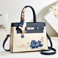 Sac élégant en cuir blanc et bleu marine avec broderie pivoine et foulard en soie - Bleu