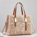 Détail de broderie florale et lettre M sur le sac à main en cuir beige et crème - Rose Lotus