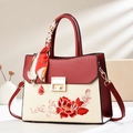 Elegante bolso con bordado floral, contraste rojo y blanco y detalle de pañuelo - Burdeos