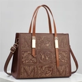 Détail du sac à main marron avec broderie quadrillée, lettre M majuscule et motifs floraux - Brun Foncé
