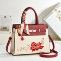 Sac à main beige et rouge avec broderie florale élégante et foulard décoratif - Bordeaux