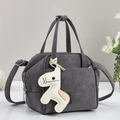 Bolso bandolera gris mate con colgante de poni y asas dobles para uso diario casual - 25x14x15cm / Gris