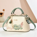 Elegante beige Handtasche mit grüner Blumenstickerei und feiner Quasten-Applikation - Grün