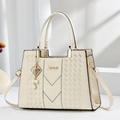Damen Henkeltasche in Creme aus strukturiertem Leder mit goldenen Metallbeschlägen - Gesteppter Stil / Gebrochenes Weiß