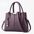 Sac à main élégant en cuir violet avec poignées et bandoulière réglable en trapèze - Violet