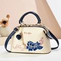 Elegante cremefarbene Handtasche mit blauer Pfingstrosen-Stickerei und blauen Griffen - Blau