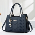 Dunkelblaue Handtasche mit V-Webmuster, goldenen Beschlägen und Perlenanhänger für Damen - Gesteppter Stil / Blau