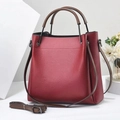 Nahaufnahme der burgunderroten Shopper-Tasche mit Lederstruktur und braunen Tragegriffen - 27*13*27cm / Weinrot