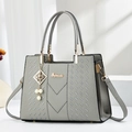 Schicke graue Handtasche mit Litschi-Muster, Gold-Hardware und Perlenanhänger - Gesteppter Stil / Grau