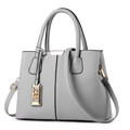 Elegante bolso de mano en cuero granulado gris claro con herrajes dorados - Gris