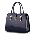 Sac à main structuré bleu foncé à motif crocodile avec des finitions dorées chic - Bleu foncé