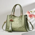 Sac à main vert clair gaufré avec pompon éventail chinois sur un support blanc minimaliste - 28*13*19 / Vert matcha