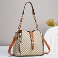 Detail der beigen Beuteltasche mit braunem Gittermuster und goldener Metallschnalle - 23.5*10*19 / Khaki und Erdgelb