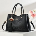 Sac à main noir avec gaufrage floral 3D et pendentif à pompon rouge traditionnel - 28*13*19 / Noir