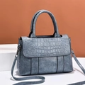 Bolso bandolera azul grisáceo con solapa de cocodrilo y asas superiores redondas - 25*11*17cm / Aguamarina