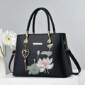 Elegante schwarze Handtasche im neuen chinesischen Stil mit Lotusstickerei und Goldakzenten - Schwarz