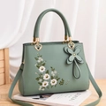 Salbeigrüne Lederhandtasche mit Blumenstickerei und herzförmigem Goldanhänger - Minzgrün