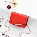 Borsa a tracolla rossa con catena dorata e testo Romantic Paris in rilievo - Rosso