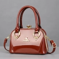 Elegante ziegelrote Lackleder-Handtasche mit Kristallverschluss und goldener Hardware - Einheitsgröße / Ziegelrot