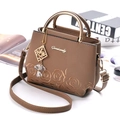 Secchiello marrone con ricamo a rosa e manici dorati su riviste di moda eleganti - Medio / Cachi