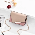 Sac bandoulière bicolore rose et beige avec chaîne dorée et détails de lettres - Rose et Khaki