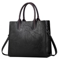 Détail du sac cabas en cuir noir texturé avec poignées marron et garnitures argentées - 32*13*27 / Noir